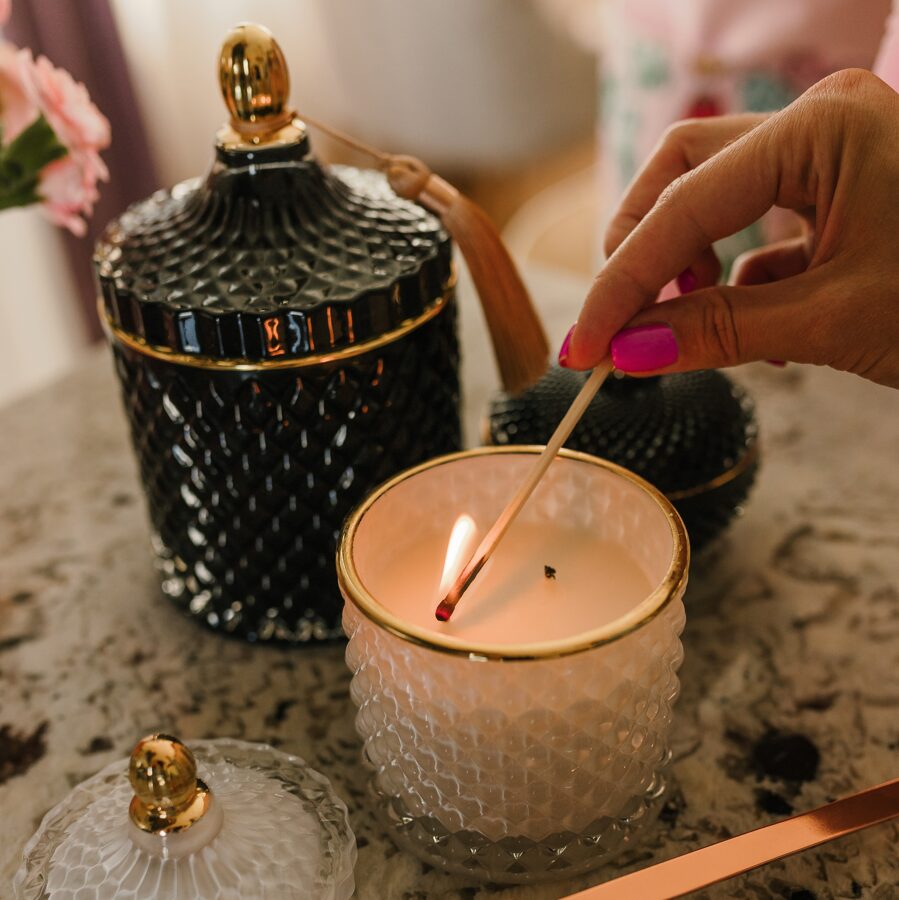 Aromātiskā sojas vaska svece greznā un ekskluzīvā melnā stikla traukā sveču dakts